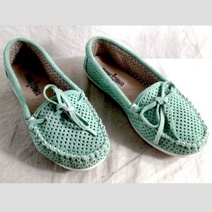 Minnetonka Moccasins Perforated NEW -ish 5.5 B
